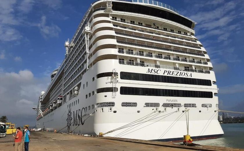 Com 3 mil passageiros, navio MSC Preziosa atraca no porto de maceió