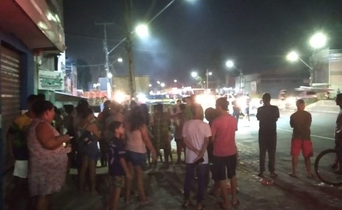 Manifestantes fecham BR-104 em protesto após rapto e estupro de criança de 7 anos