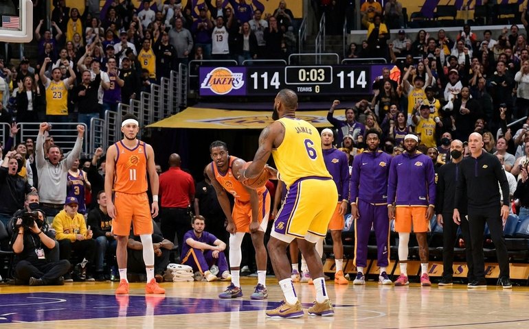 LeBron James decide no fim e evita derrota dos Lakers para o Phoenix Suns
