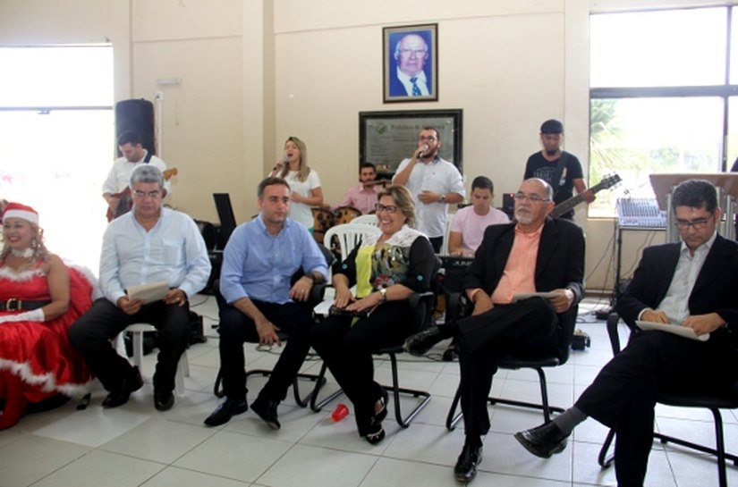 Célia paga décimo e pede a servidores para comprarem no comércio de Arapiraca