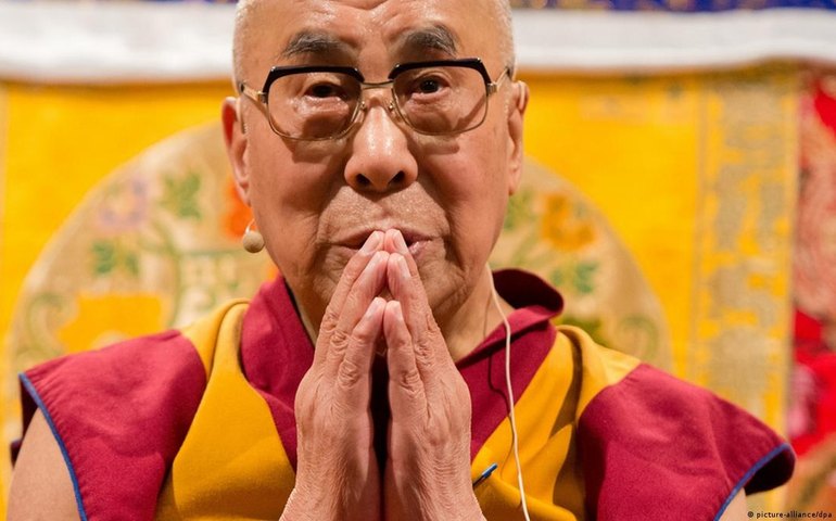 Pedido de Dalai Lama para criança chupar sua língua faz parte de 'piada', diz líder tibetano