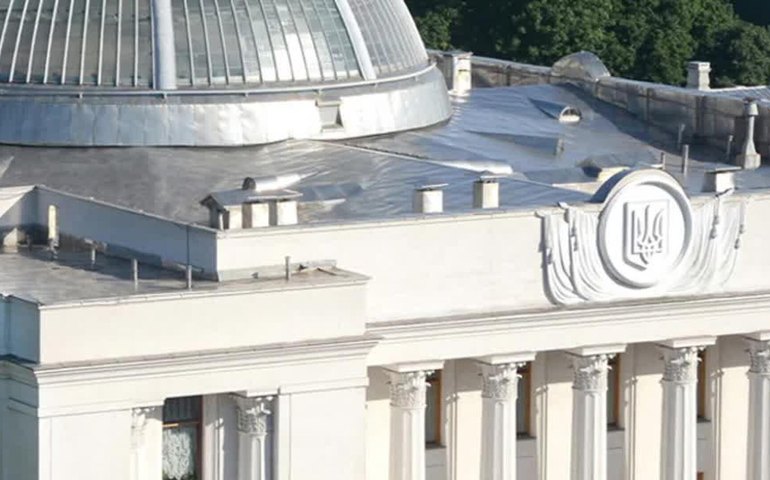 Fuga em massa? Deputados tentam deixar a Ucrânia e enfrentam ameaças de prisão