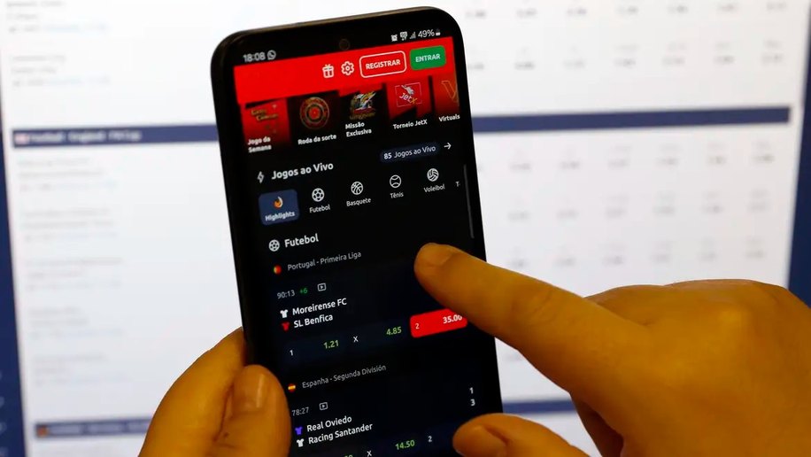 Beneficiários do Bolsa Família gastaram R$ 3 bilhões em bets em agosto