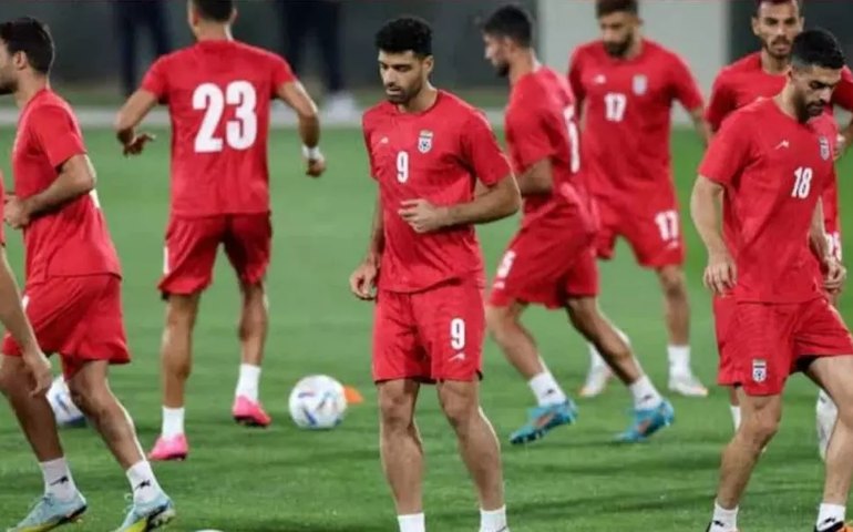 Jogadores de futebol são presos por festa de ano-novo com mulheres