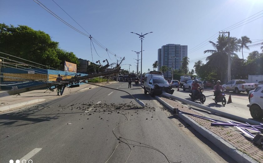 Acidente entre ambulância e carro derruba três postes na AL-101 Norte, em Guaxuma