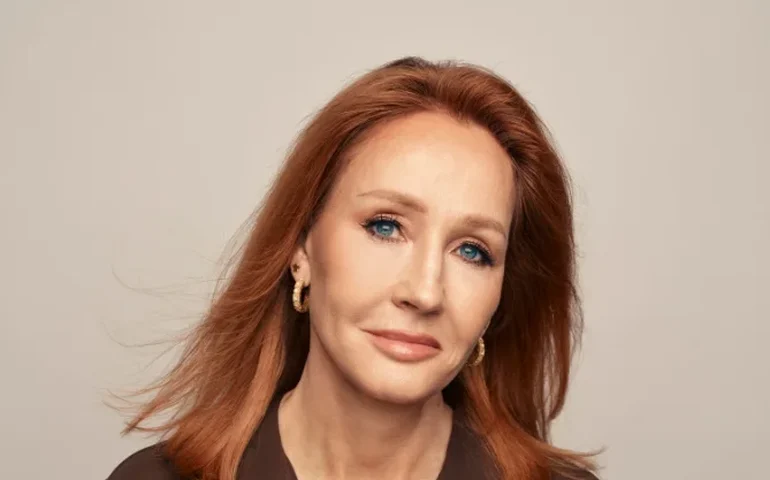 J.K. Rowling nega ligação com Jeffrey Epstein após menção em documentos oficiais: 'Grande bobagem'