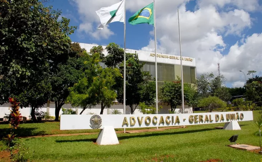 AGU publica editais de concurso com 300 vagas para formados em direito