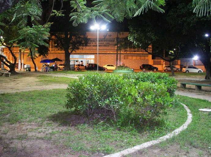 Prefeitura de Maceiórevitaliza iluminação na Praça Sinimbu