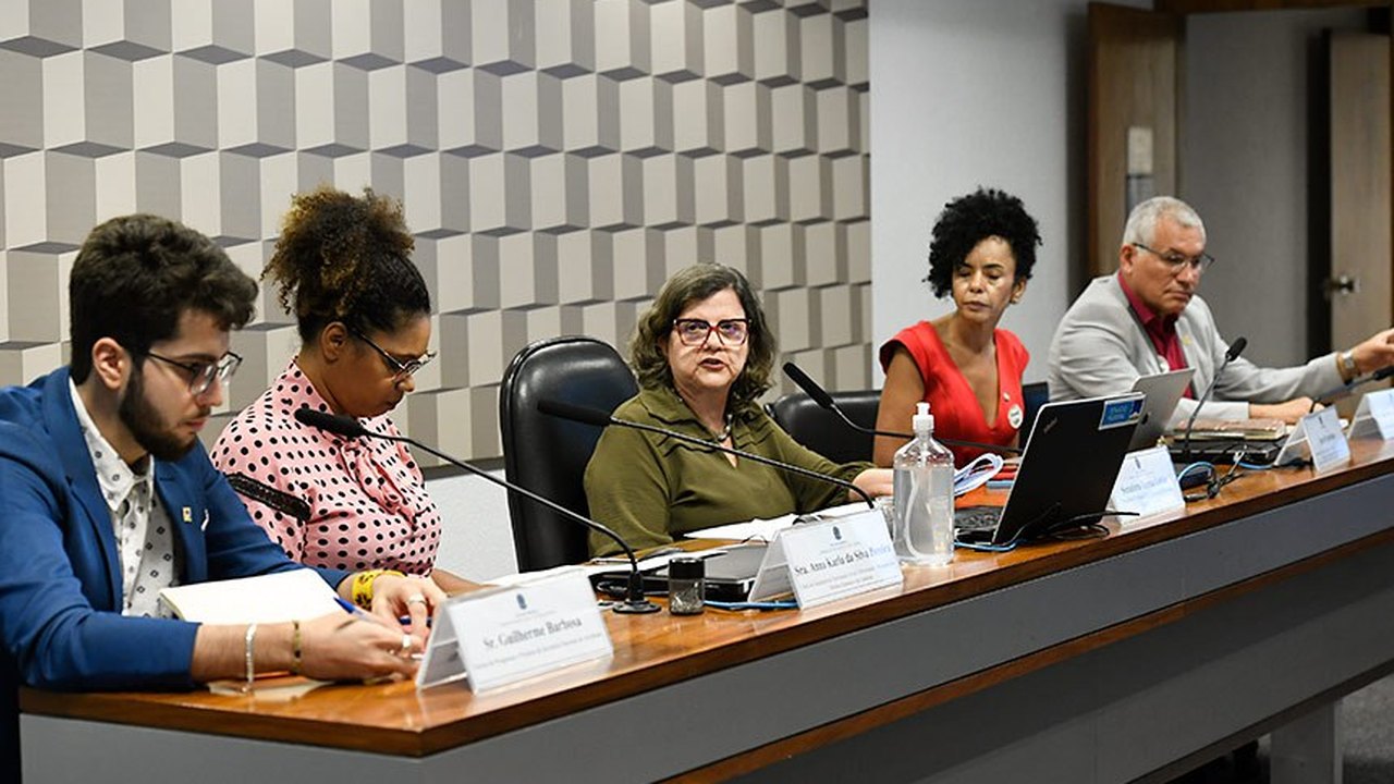 Contra ataques a escolas, debatedores na CE pedem rigor sobre redes sociais