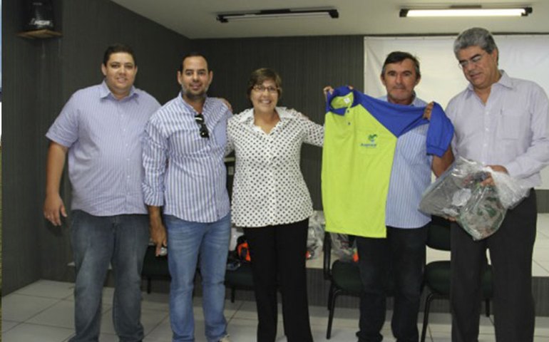 Arapiraca: Célia entrega novos equipamentos para servidores da iluminação