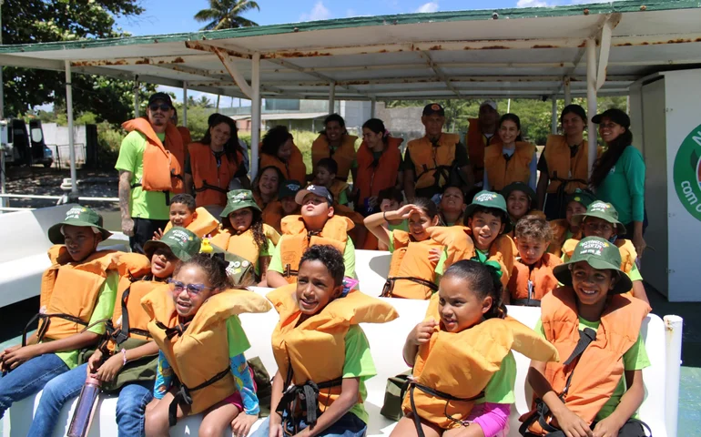 Botânicos mirins vivenciam aula a bordo do Barco Escola na APA de Santa Rita