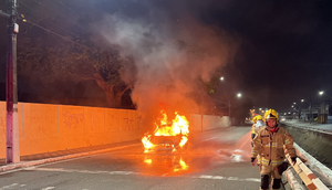 Carro pega fogo na Zona Norte de Aracaju