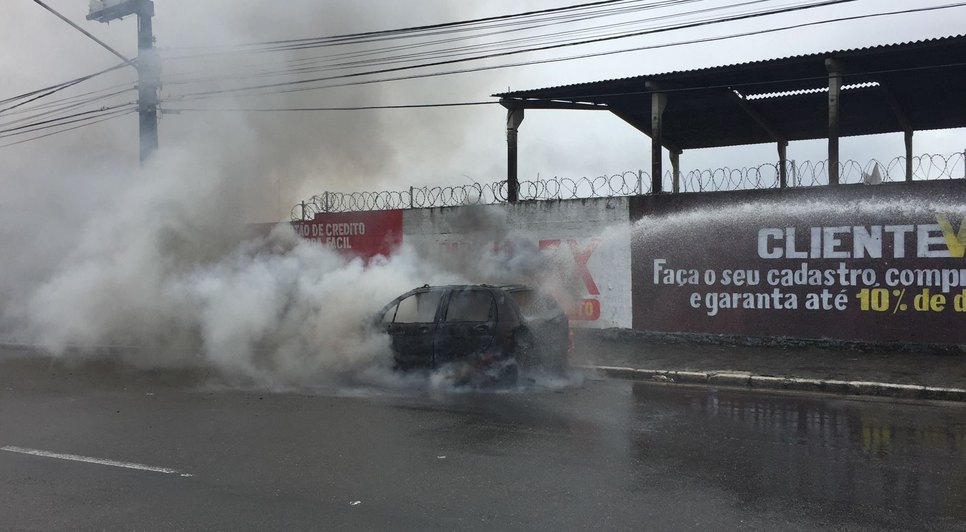 Carro para de funcionar no meio da avenida e pega fogo em Aracaju / Foto: Foto: Aline Aragão/TV Atalaia