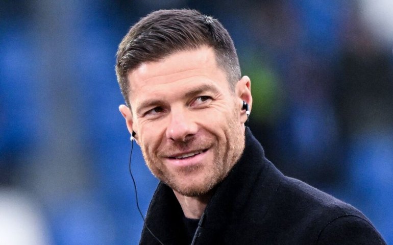 Xabi Alonso destaca liderança de Vini Jr. e minimiza banco: 'Não deve se sentir ofendido'