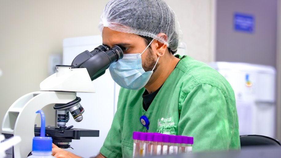 Hospital da Cidade promove atualização técnica sobre hemoculturas e amostras laboratoriais