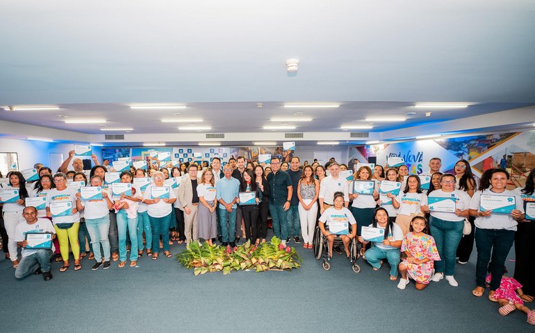 Governo de Alagoas entrega 120 certificados do programa Emprega Mais Alagoas