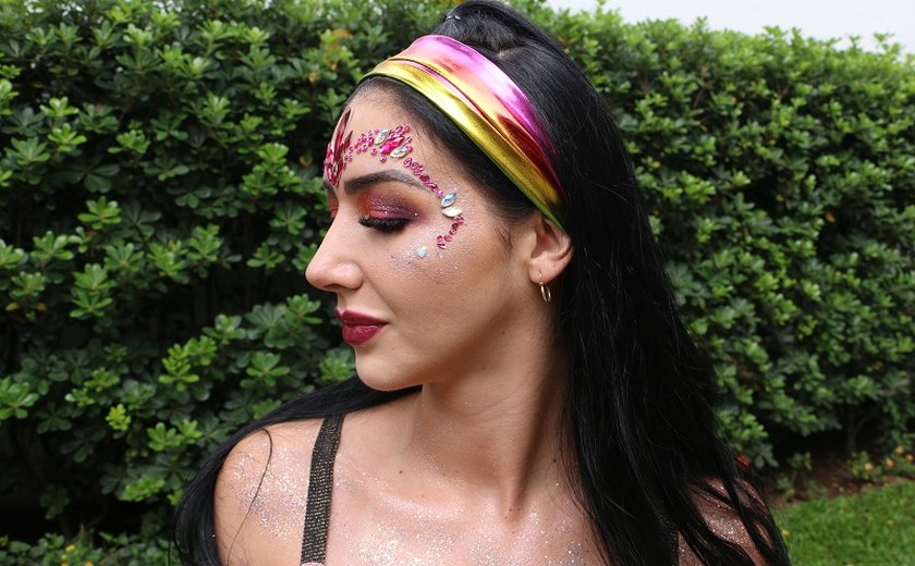 Maquiadores ensinam maquiagens carnavalescas para curtir a folia online