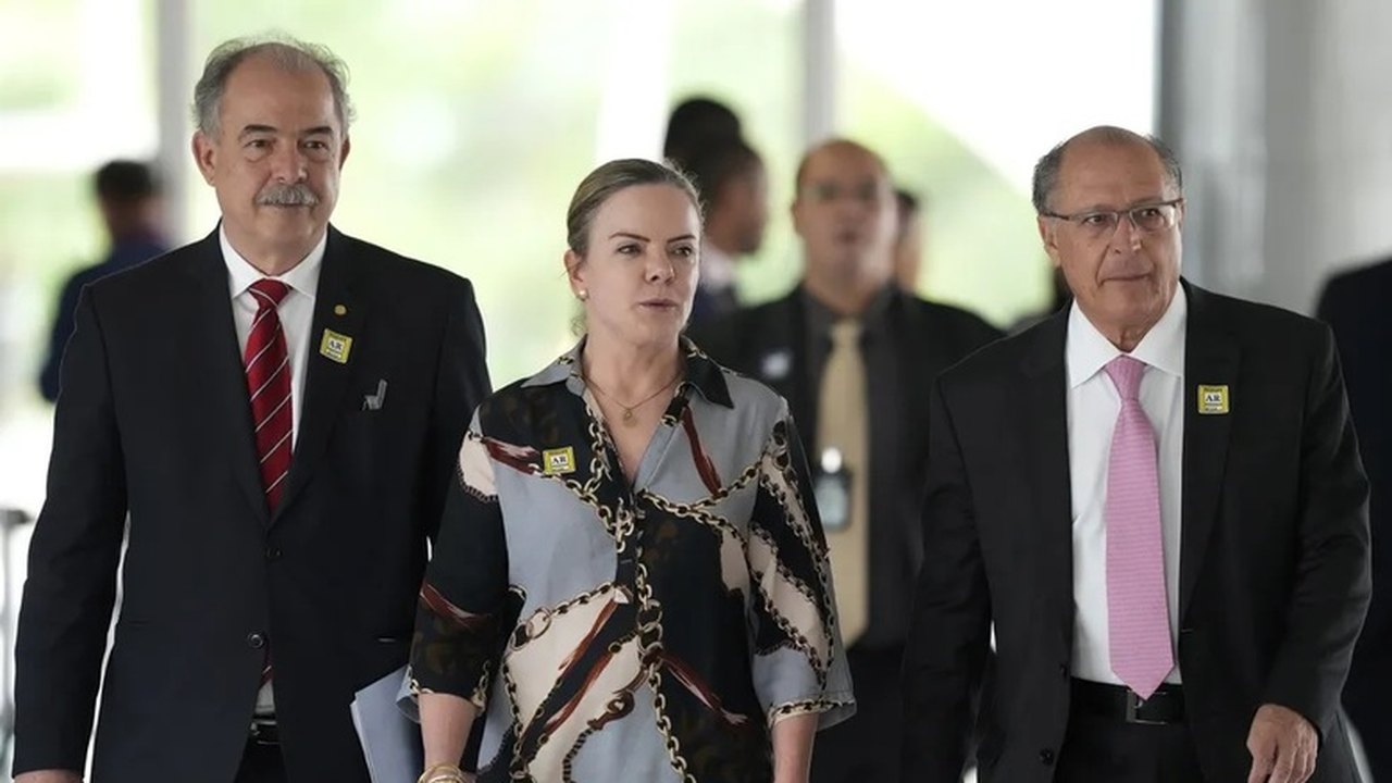 Gleisi e Mercadante participam de reunião do PT no Senado sobre transição