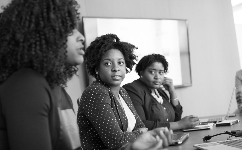 Desemprego entre mulheres negras jovens chega a 24,7%, aponta estudo