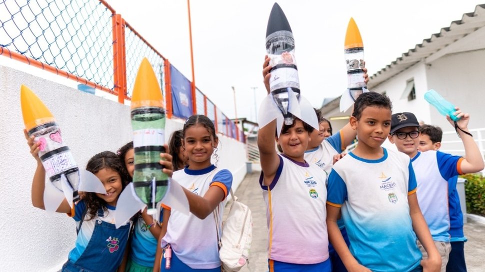 Estudantes da rede municipal lançam foguetes em atividade de Ciências e Astronomia do Tempo Integral