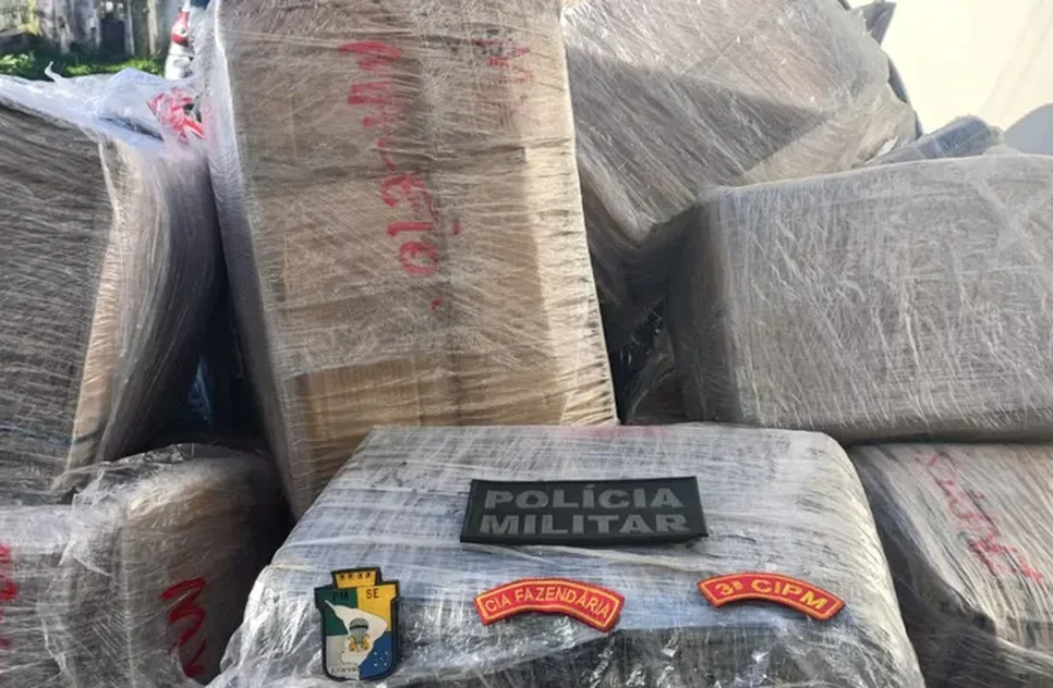 Motorista é preso após sofrer acidente e abandonar carreta com uma tonelada de maconha em Sergipe