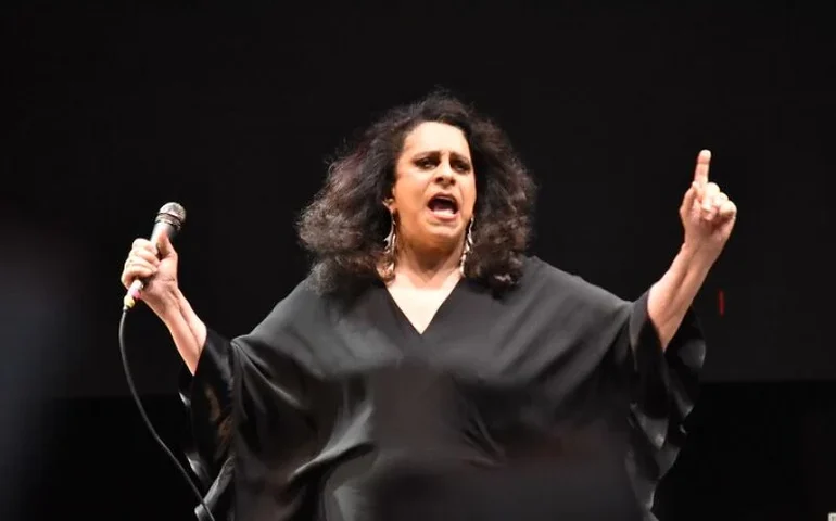 Cantora que viralizou ensinando a cantar como Gal Costa emociona web com cover de 'Baby'