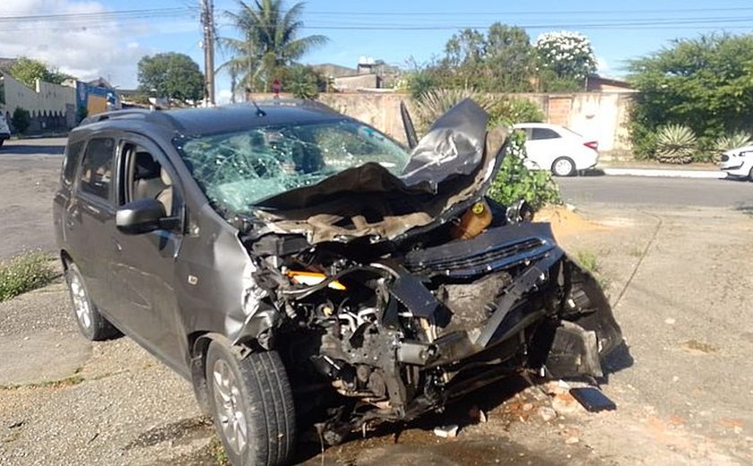 Acidente entre ônibus e carro deixa dois feridos em Maceió