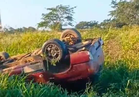 Carro capota na AL-115 e deixa dois feridos em Arapiraca