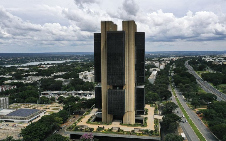 Dólar dispara e fecha perto de R$ 5,00 mesmo com intervenção do BC