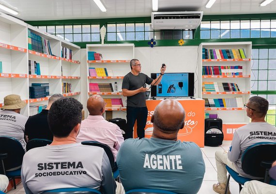 Agentes socioeducativos participam de treinamento para o uso de rádios transceptores