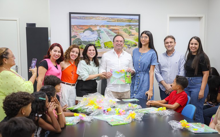 Prefeito Luciano recebe livro produzidos por crianças atendidas pelo projeto 'Minha Arapiraca é assim'