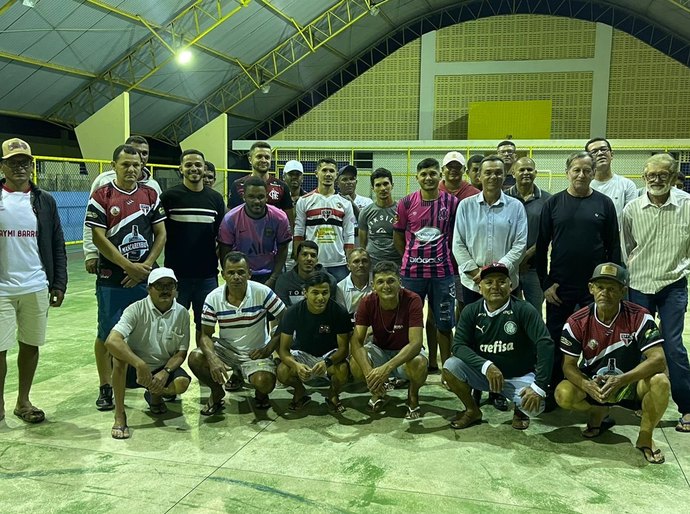 Prefeito de Anadia se reúne com atletas e anuncia melhorias no Campo do Tabuleiro