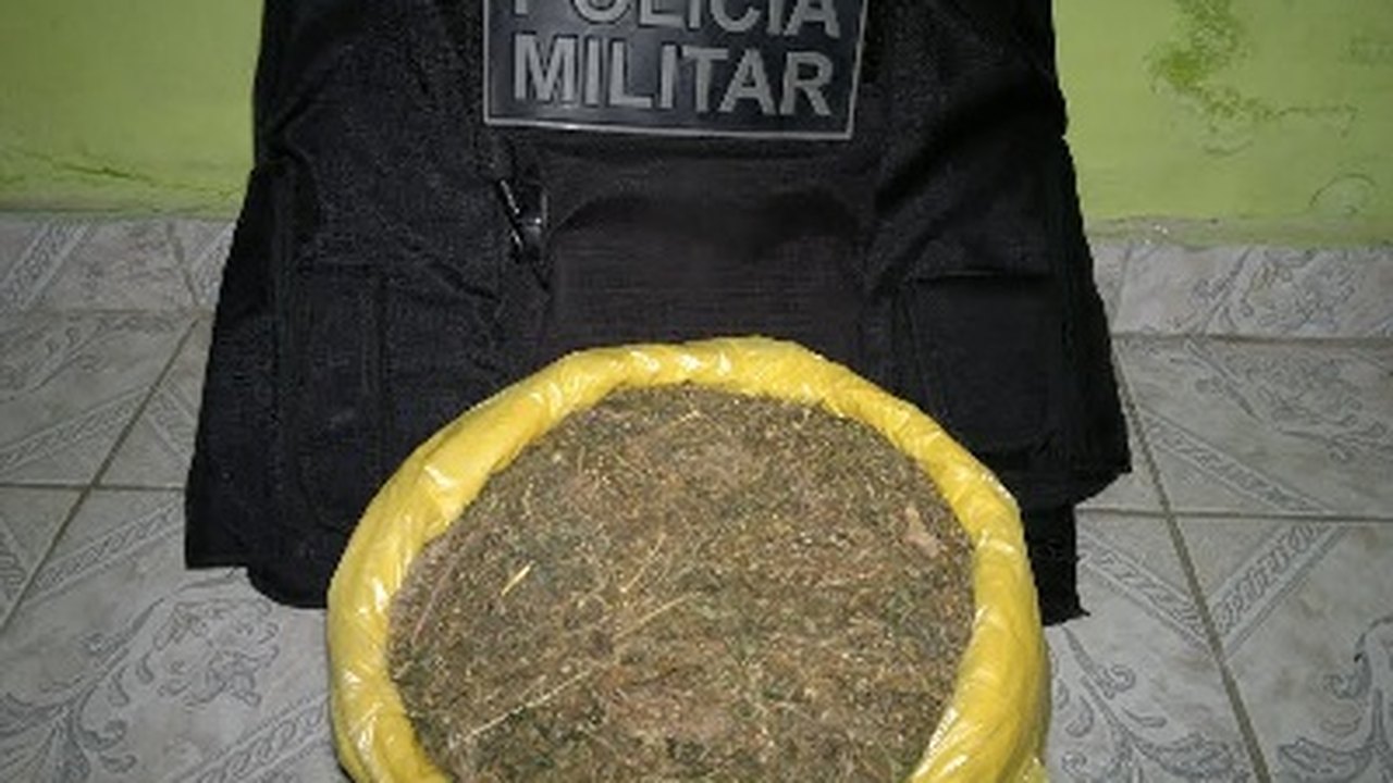Após denúncia anônima, PM apreende mochila com drogas em Palmeira