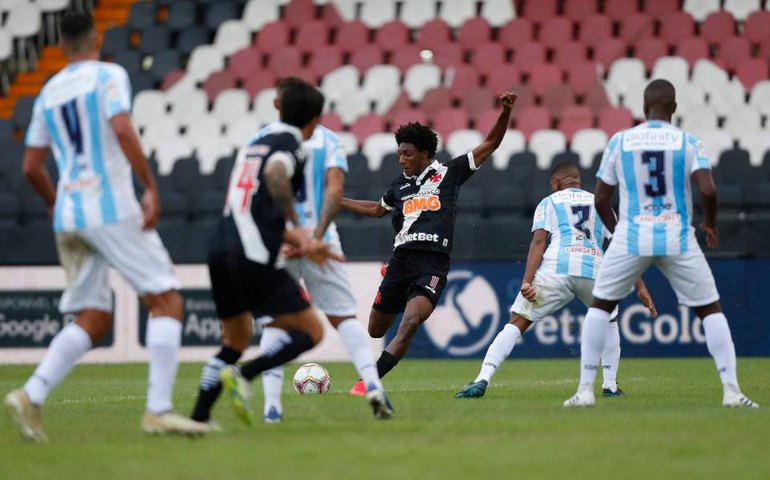 Com três gols de Cano, Vasco vence o Macaé por 3 a 1 e segue vivo na Taça Rio