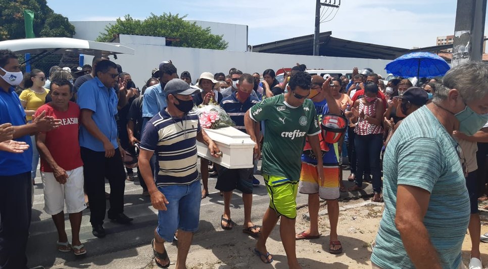 Criança estuprada e morta no bairro Santa Maria é sepultada em Aracaju / Foto: Foto: Aline Aragão