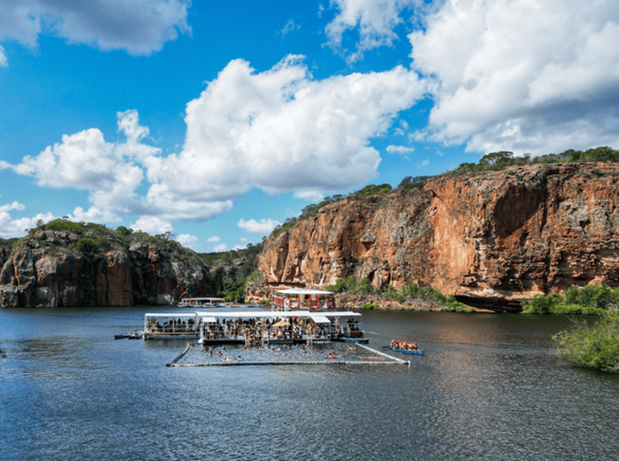 Verão em Alagoas  Conheça uma cidade no oásis do sertão, em Alagoas, que une as águas do Velho Chico e a rica história do cangaço