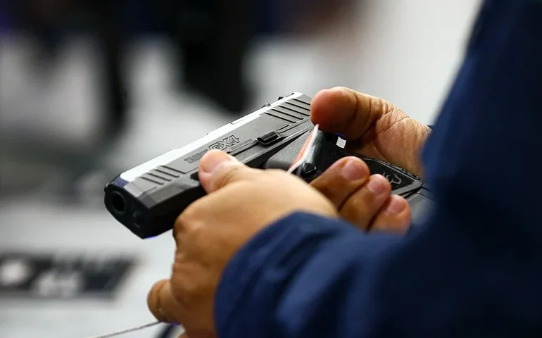 CSP analisa projetos que buscam derrubar decreto sobre armas