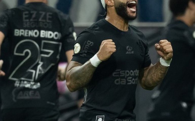 Memphis marca, Corinthians supera susto e bate Athletico para diminuir pressão no Brasileiro