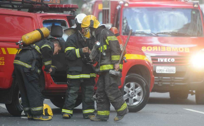 Galpão na zona leste de São Paulo pega fogo desde o começo da manhã