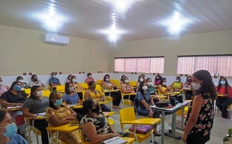 Diretores, coordenadores e articuladores das escolas da Prefeitura de Penedo são orientados pela Semed