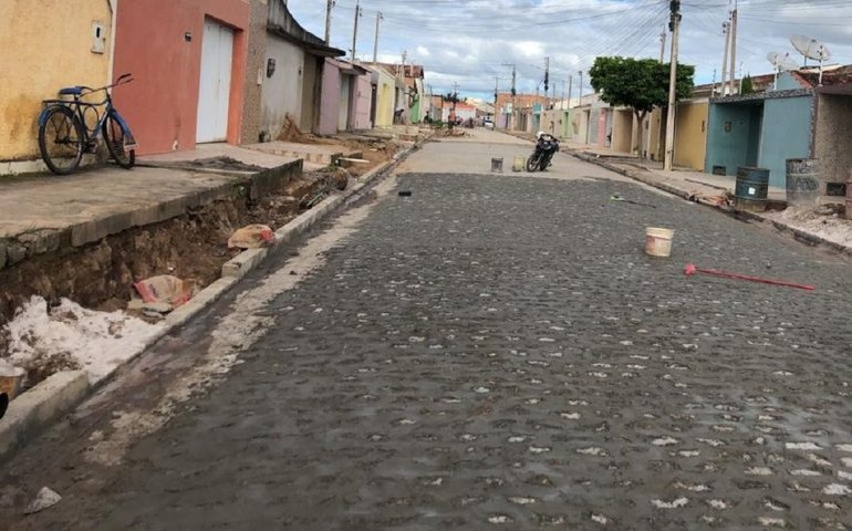 Prefeitura realiza obra de calçamento em ruas do Bairro Cavaco