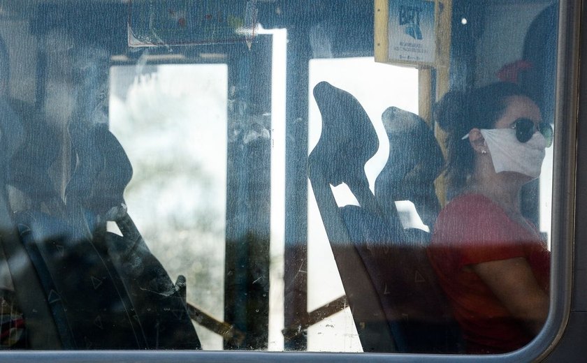 Criminosos lançam explosivo contra ônibus e ferem três no Rio