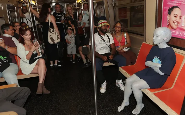 Vídeo de alienígena passeando de metrô em Nova Iorque viraliza; entenda