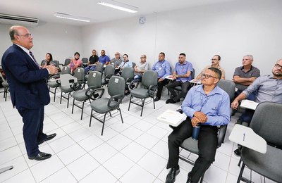 Esmal capacita motoristas em atendimento ao cliente