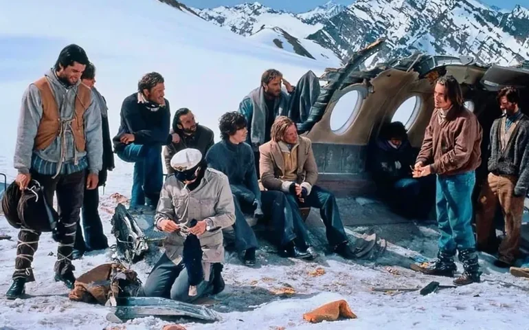 Sobrevivente relembra acidente aéreo com time de rugby nos Andes que o fez comer carne humana