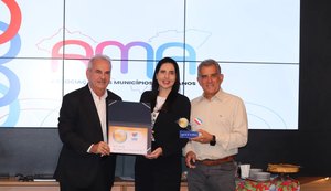 conselheiro do TC, Otávio Lessa; prefeita de Campo Alegre, Pauline Pereira e Jorge Dantas, vice-presidente da AMA. / Foto: Assessoria.