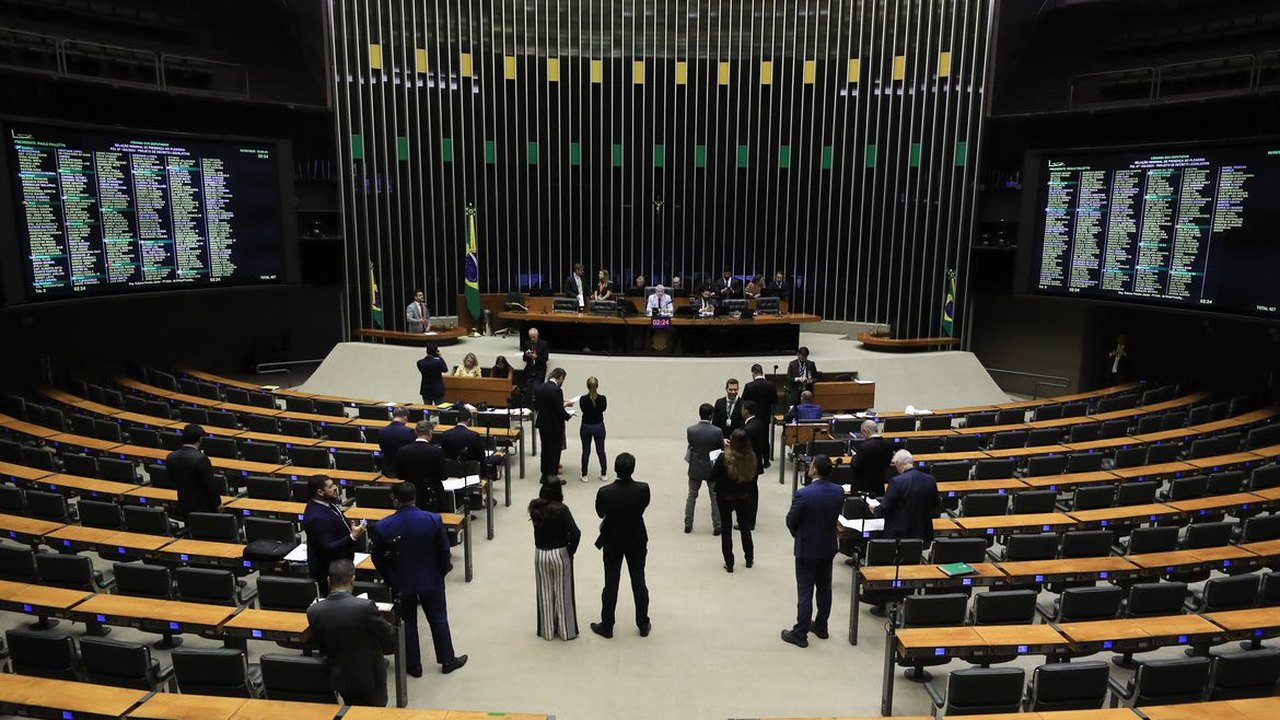 Minirreforma eleitoral limita e parcela multa a partidos políticos