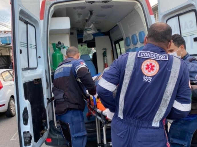 Samu e Corpo de Bombeiros atendem vítimas de colisão entre três carros em Maceió