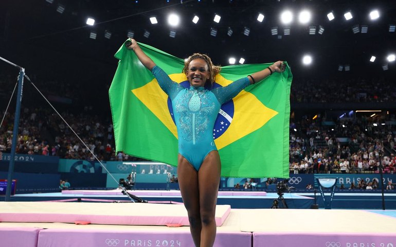 Rebeca Andrade é celebrada por lendas do esporte brasileiro