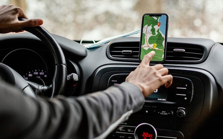 Motorista tem carro roubado na madrugada por falsos passageiros em corrida até o Brisa do Lago